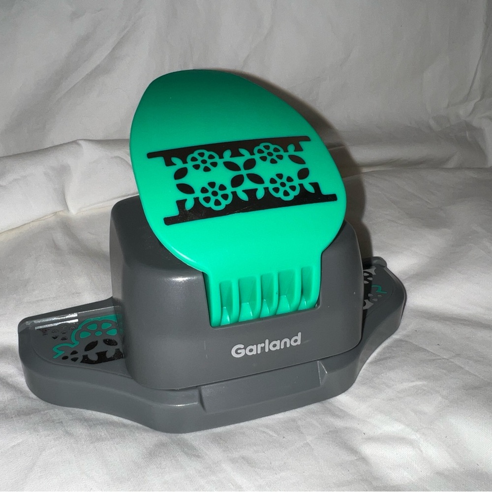 We R Memory Keepers Garland Border Edge Adjustable Paper Punch